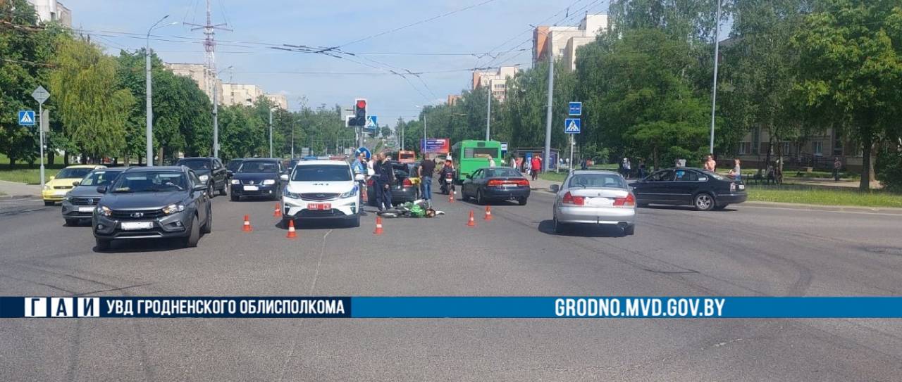 В Гродно водитель такси сбил подростков на мотоцикле