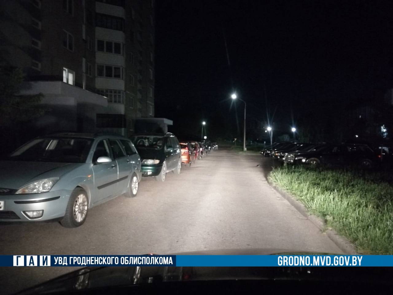Мать надеялась, что помощь медиков не понадобится: в Гродно автомобиль сбил 7-летнюю девочку, которая выбежала из-за машин