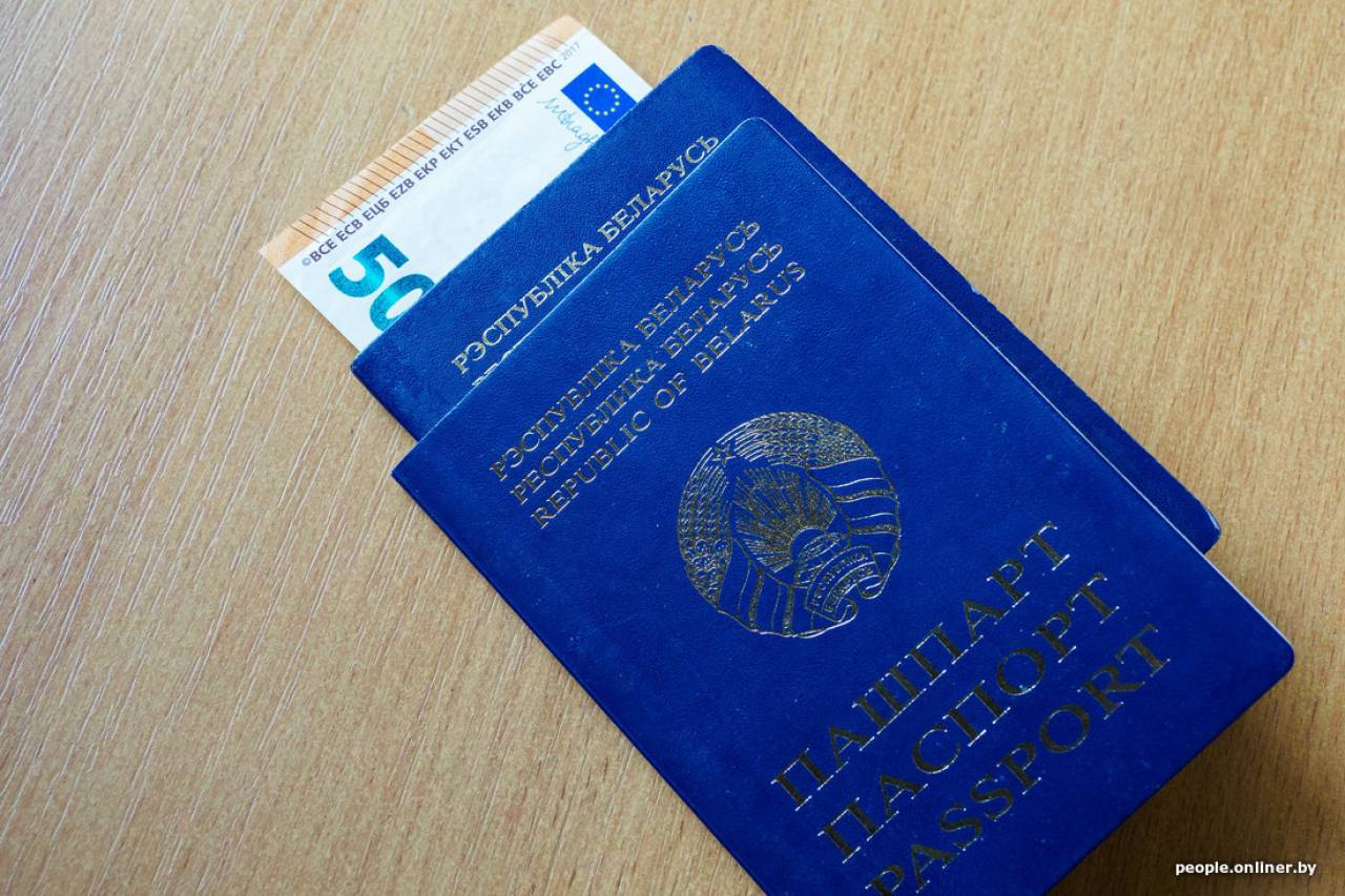 «4 месяца нет ответа и паспорта». Белорусы о своем опыте подачи на визу