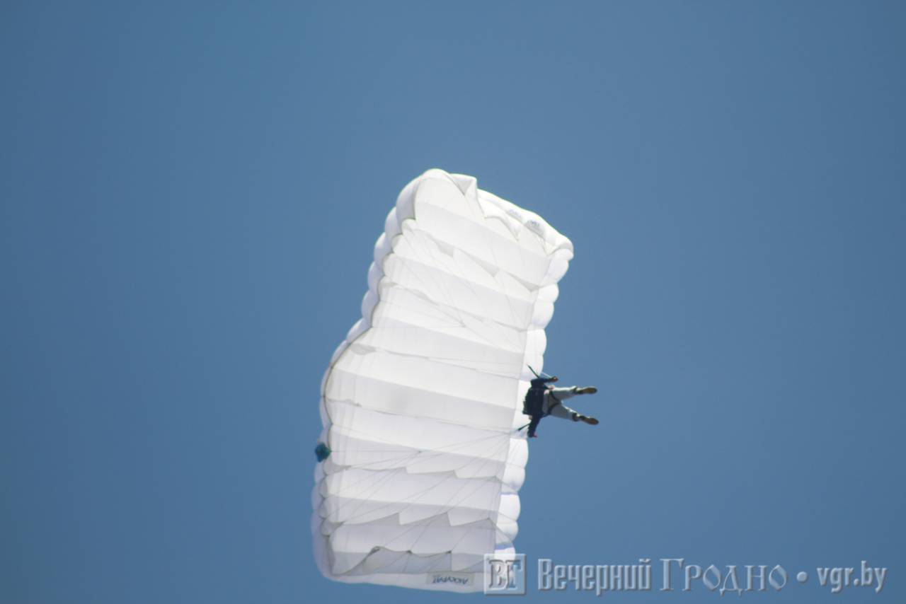 Под Гродно будут соревноваться парашютисты – увидеть прыжки могут все желающие