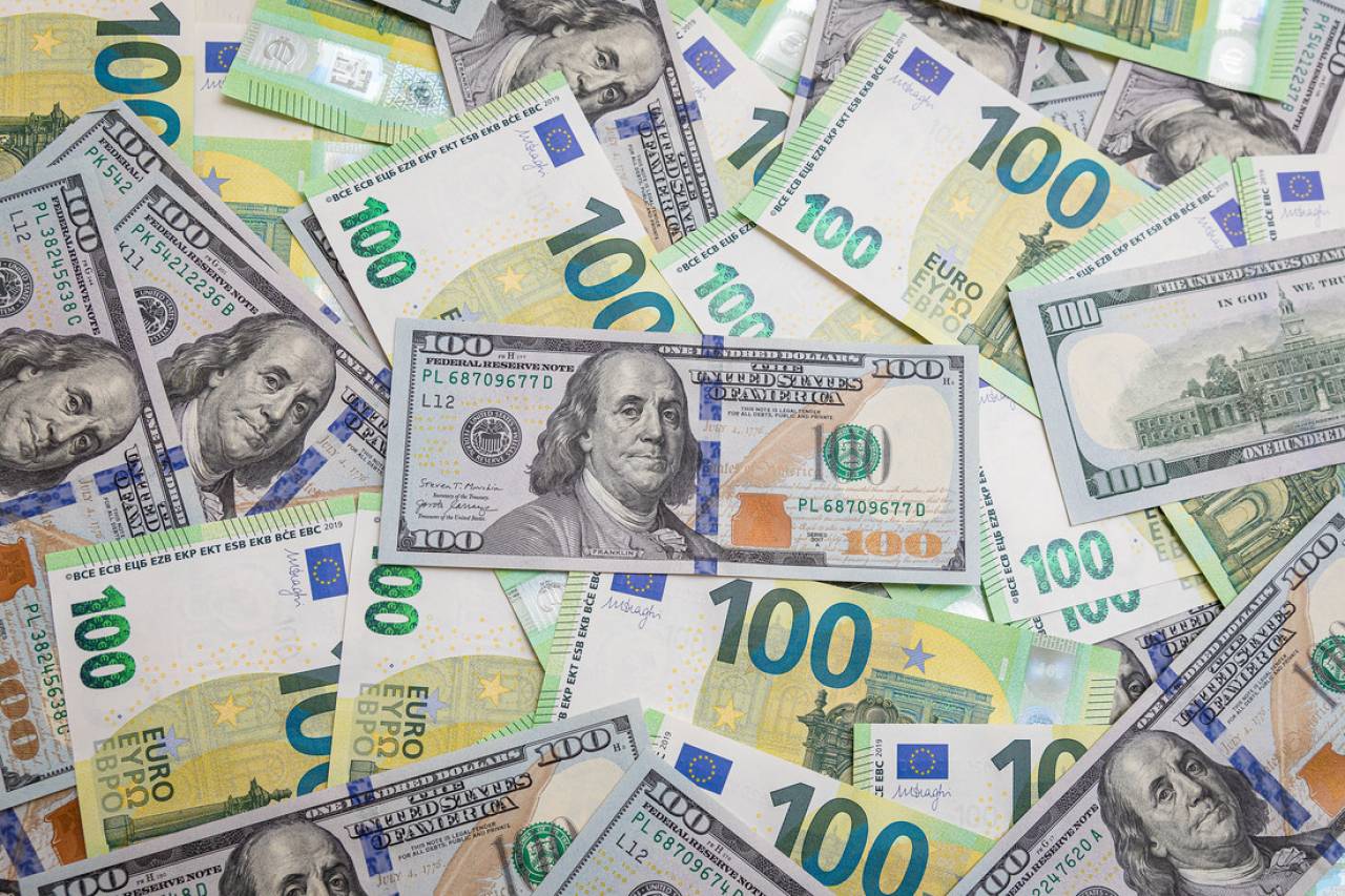 За евро дают один доллар: пора бежать в обменники или уже поздно?