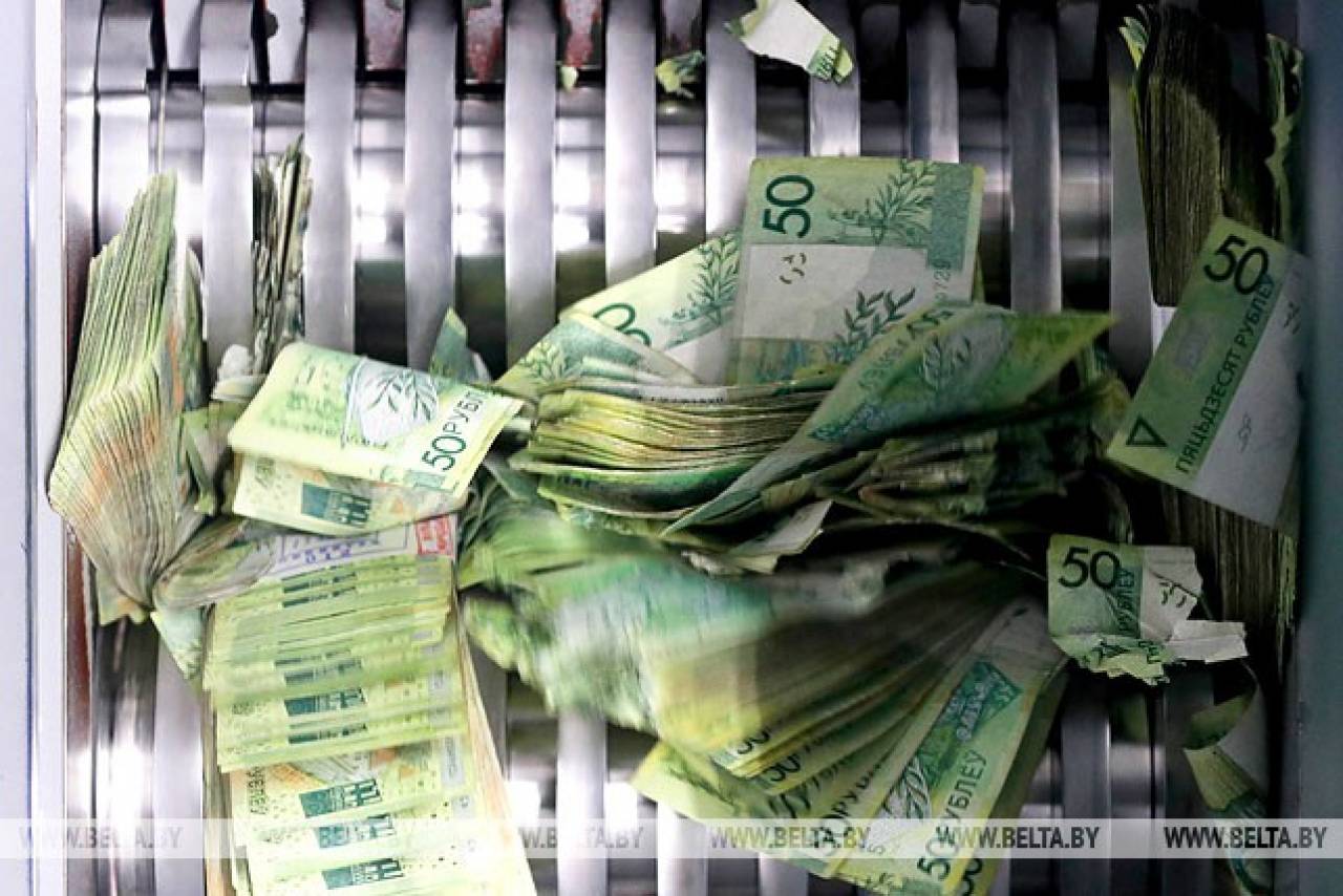 Жительница Дятлово поверила мошенникам, которые обещали защитить ее от мошенников, и перевела им более 12 тыс. рублей