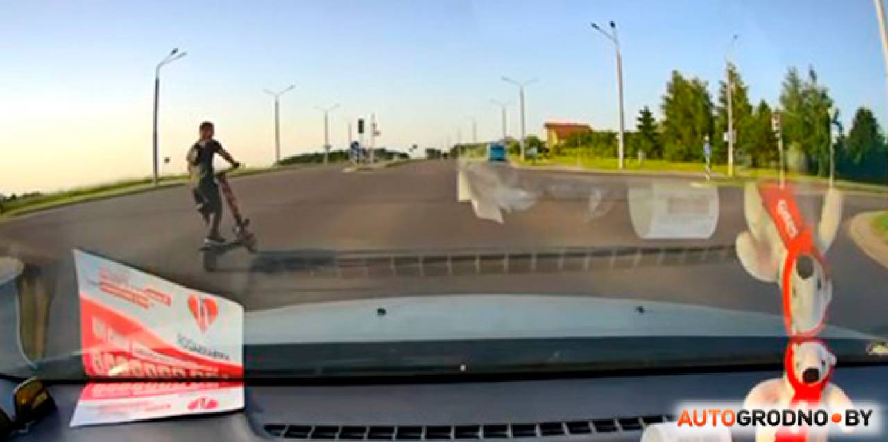 Парень разогнался под 90 км/ч на самокате: видео с гродненских улиц