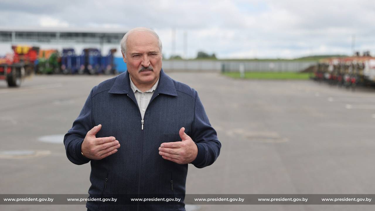 «Пожалуйста, дверь открыта»: Лукашенко высказался об упрощенном порядке принятия в гражданство поляков, латышей и литовцев