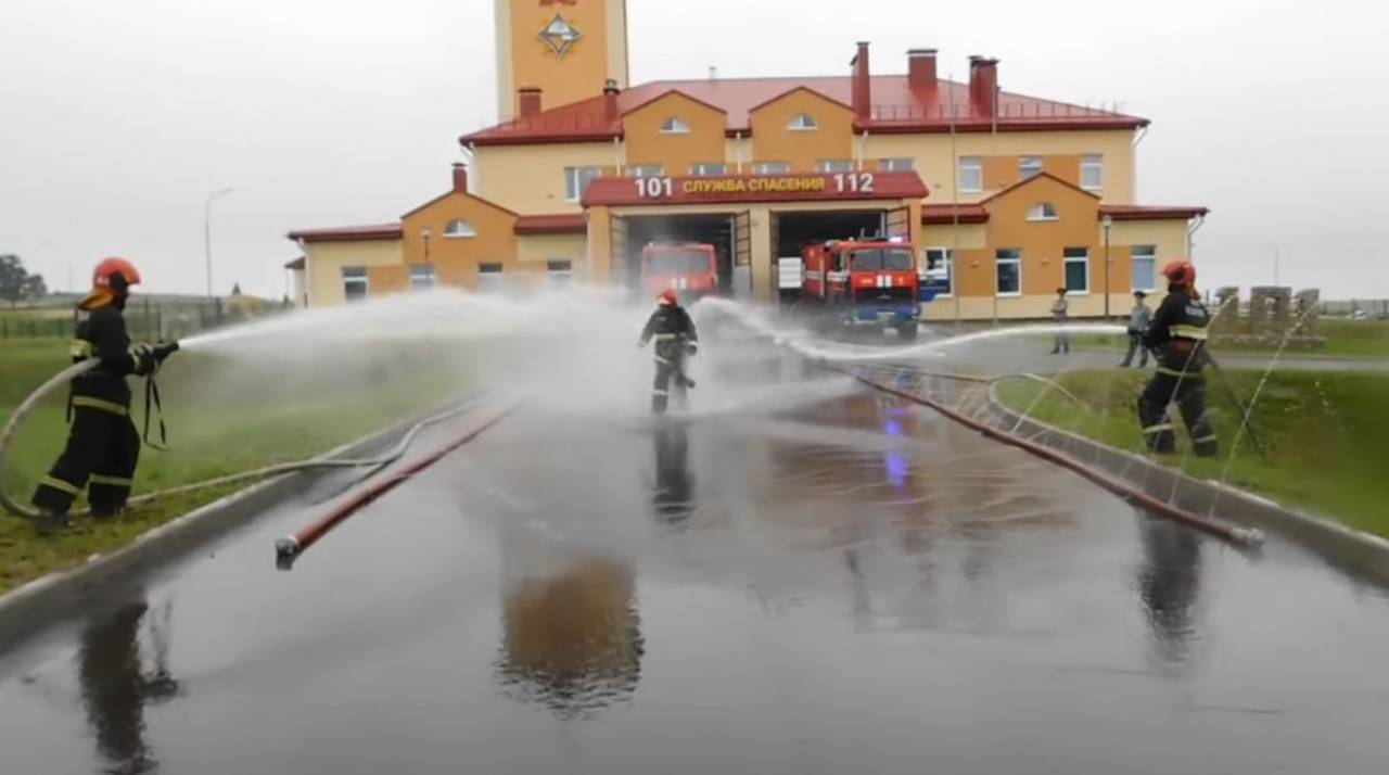 А вы видели, как пожарные уходят на пенсию? Необычную церемонию показали спасатели из Дятловского района