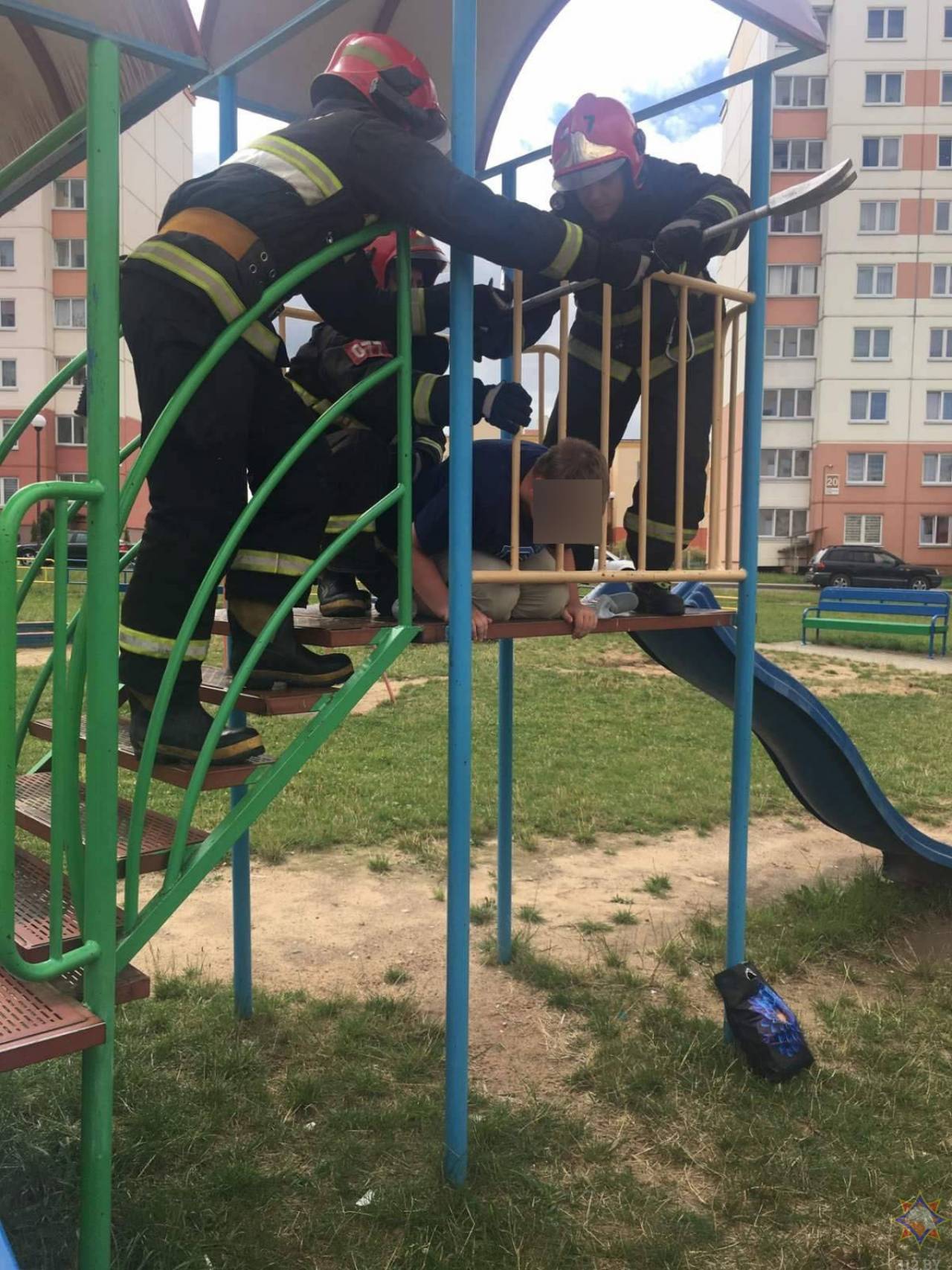 На Ольшанке ребенок застрял головой в решетке детской площадки — на помощь пришли спасатели