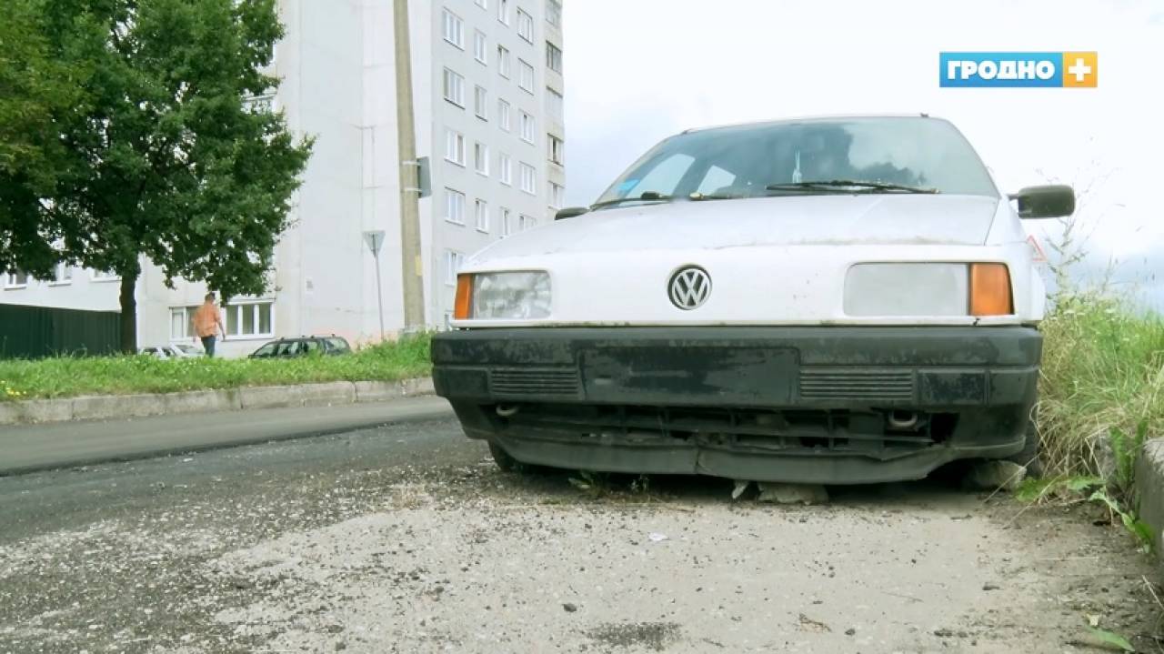 Асфальт вокруг машины: улица Щорса в Гродно наконец-то дождалась ремонта, но что-то пошло не так