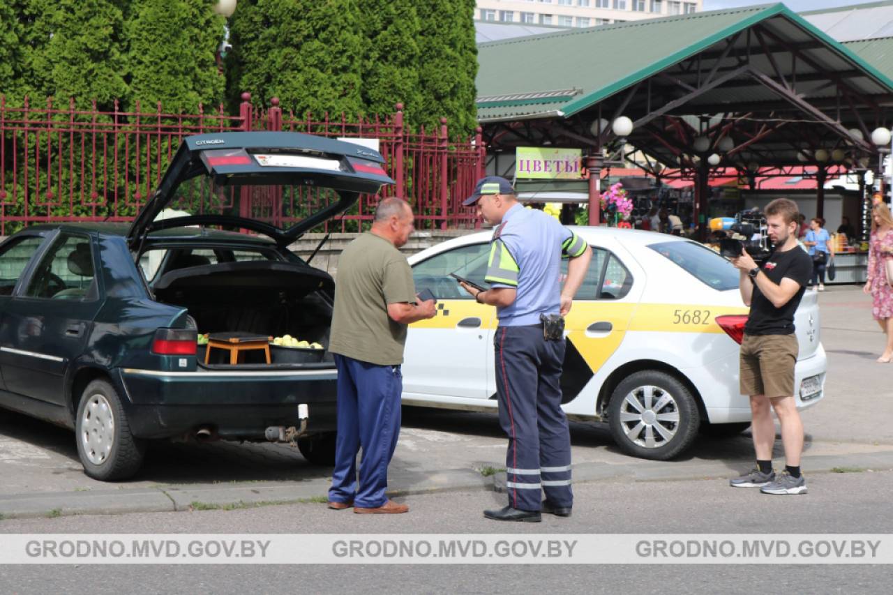 «Я на пару минут»: как в Гродно бесконечно борются с нарушителями парковки в одних и тех же местах