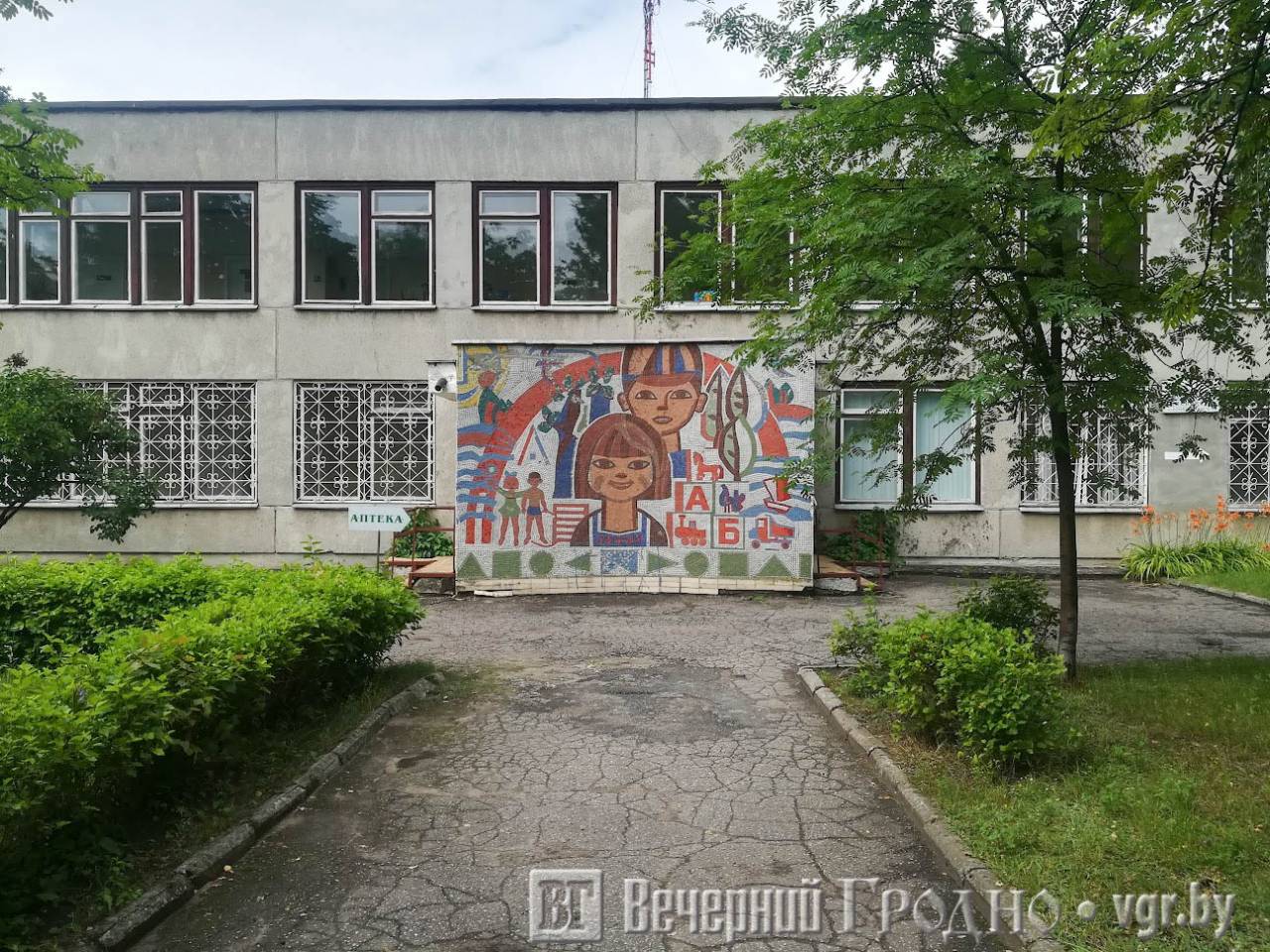 Солнце, космос и много котов — посмотрите, какая советская мозаика осталась в Гродно