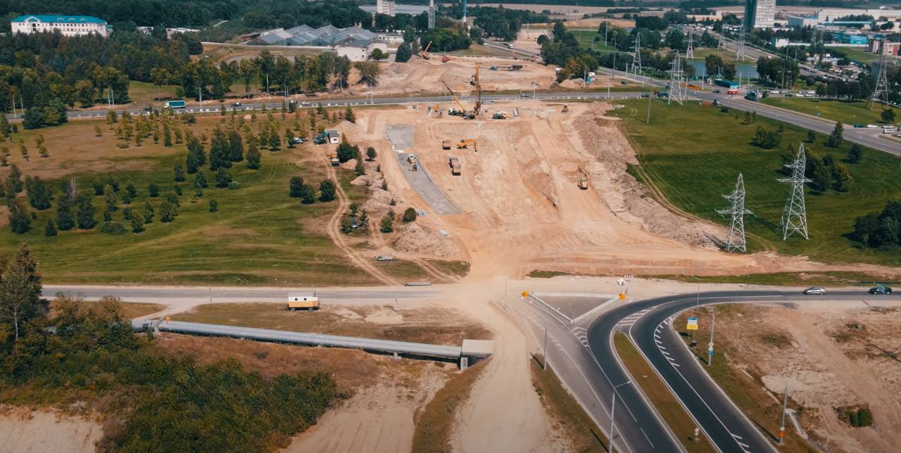 Как строится дорога с Ольшанки в Грандичи у трассы М6 в Гродно: видео с дрона