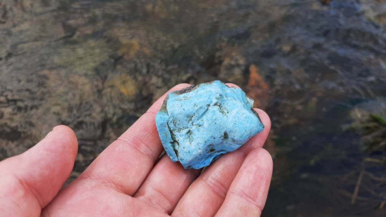 В центре Гродно у подножия Старого замка рыбак обнаружил в Немане необычный бирюзовый камень