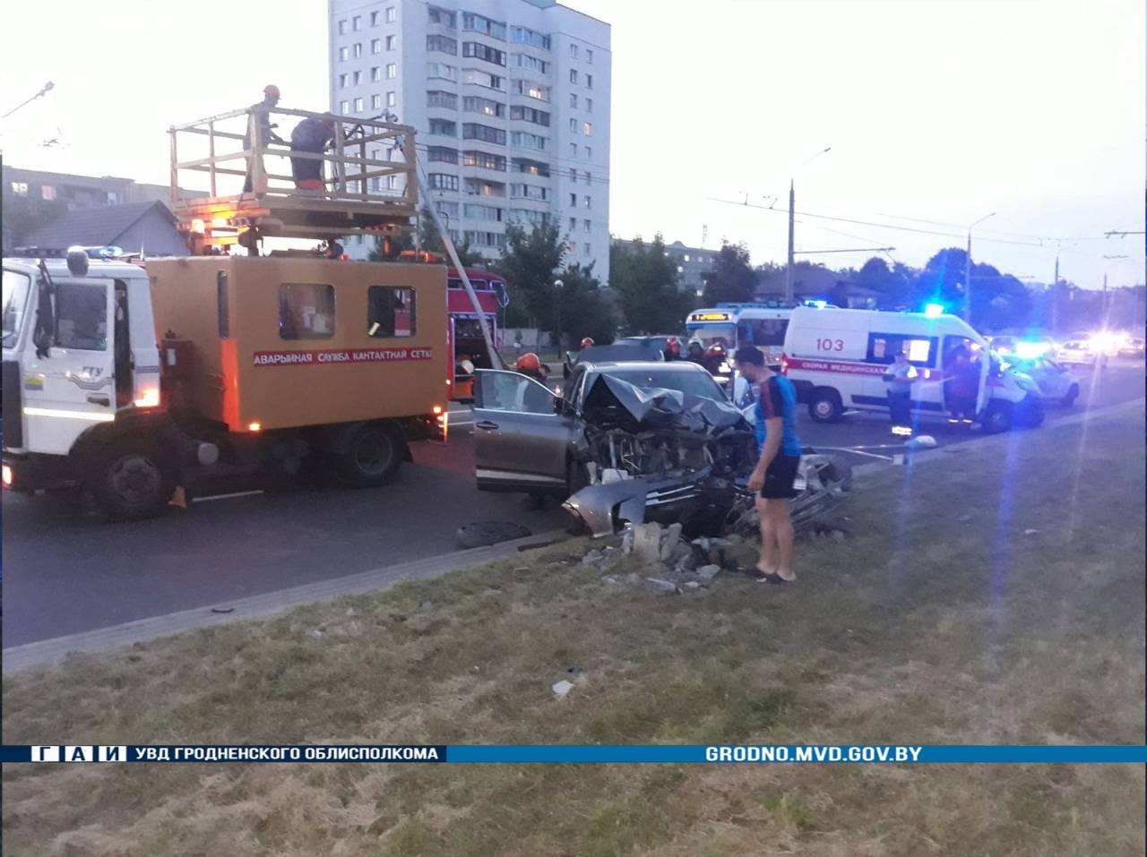 В Гродно водитель Toyota потерял сознание во время движения и протаранил столб