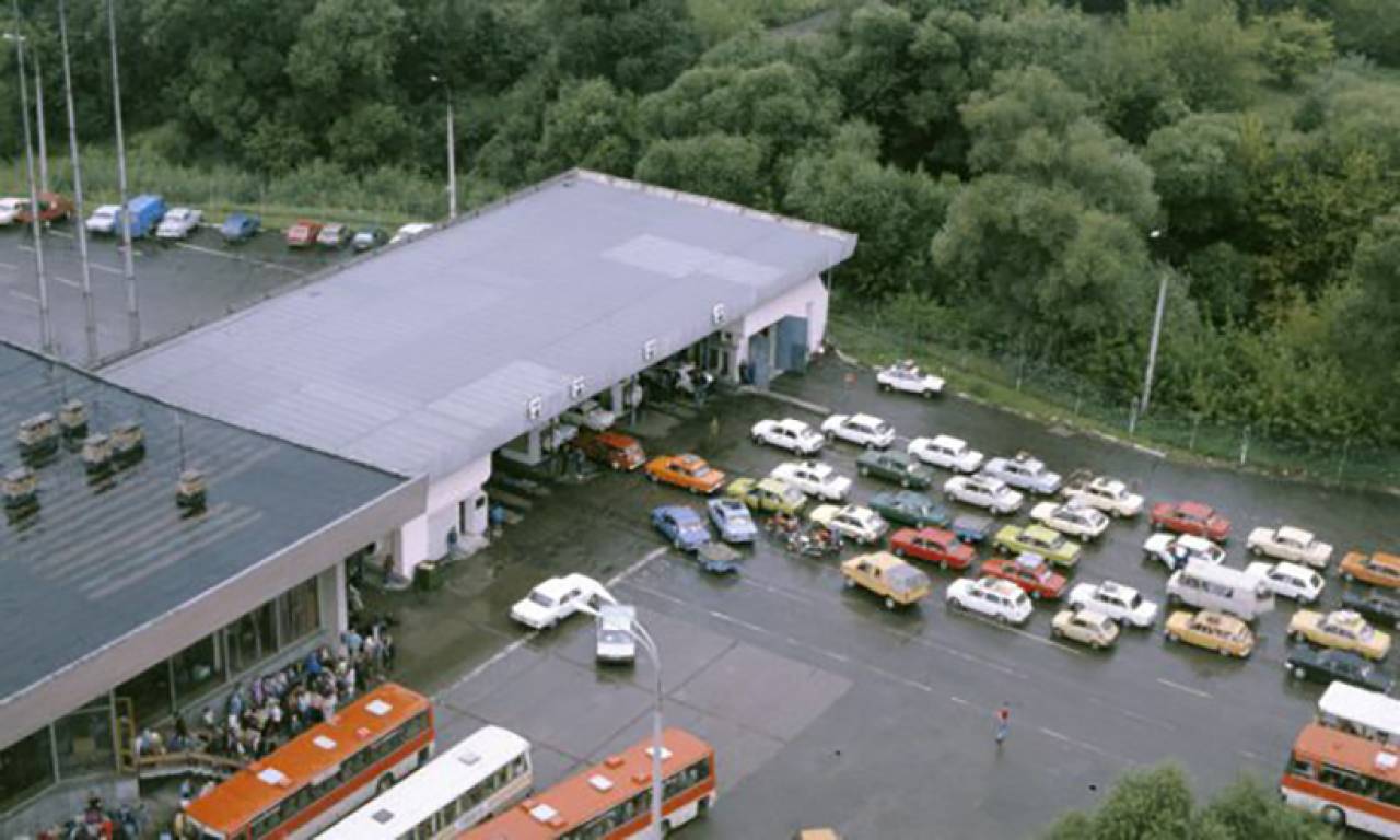 Август 1990-го. Посмотрите, как бурлила очередь на выезд в Польшу и какие авто в ней стояли