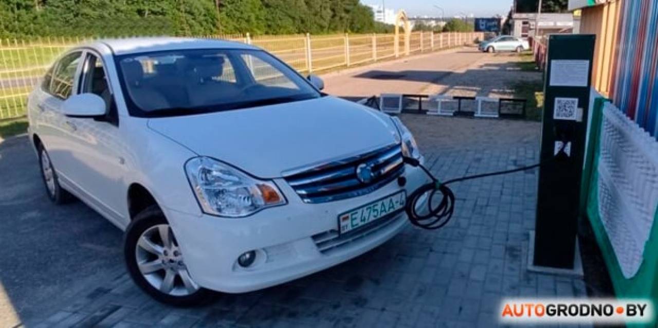 В Гродно на рынке «Южный» появилась медленная зарядка для электромобилей. Охрана машины при зарядке ночью идет бонусом