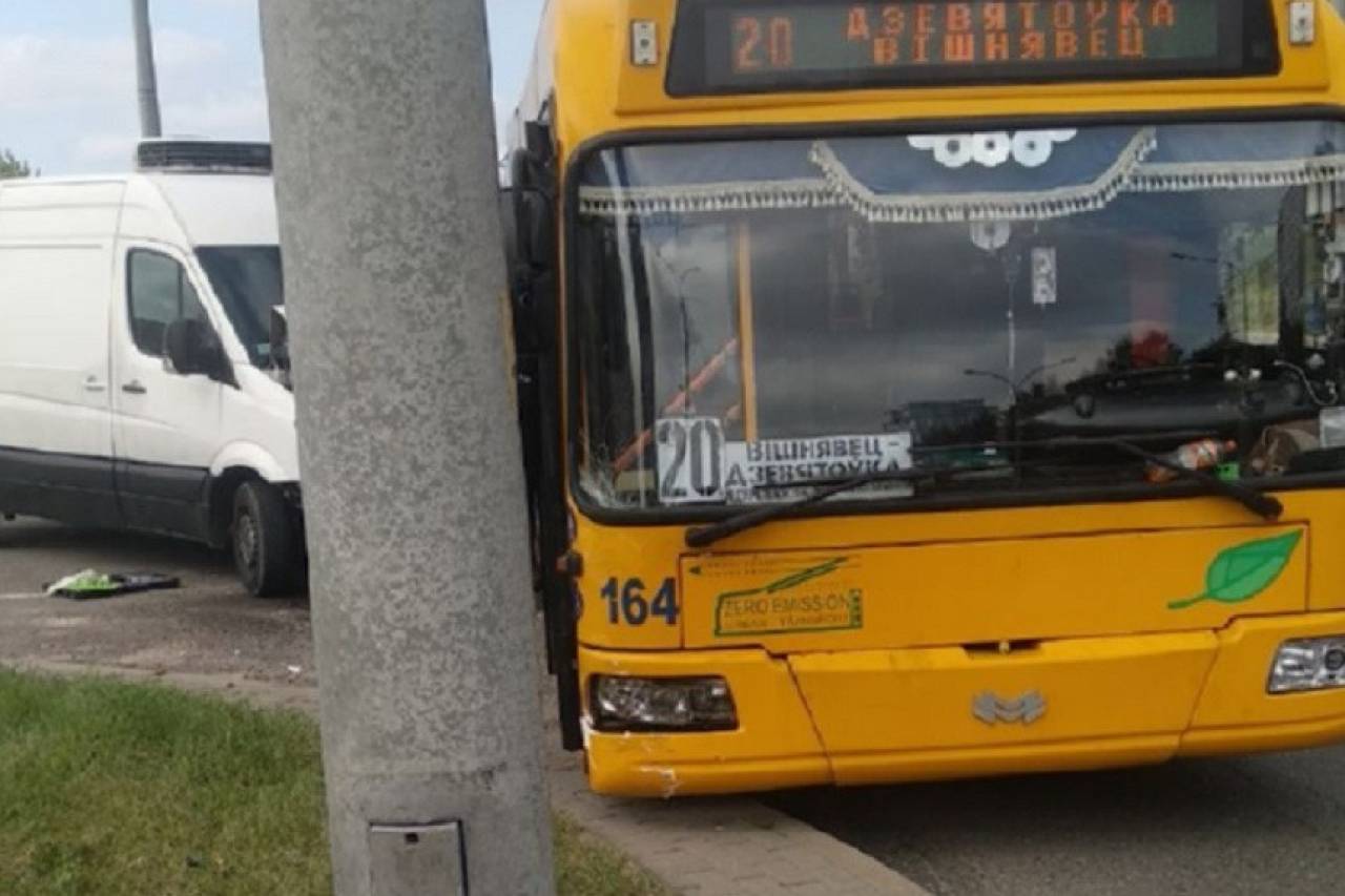 В Гродно троллейбус протаранил рабочий фургон. Кто возместит потерю клиентов и длительный ремонт?