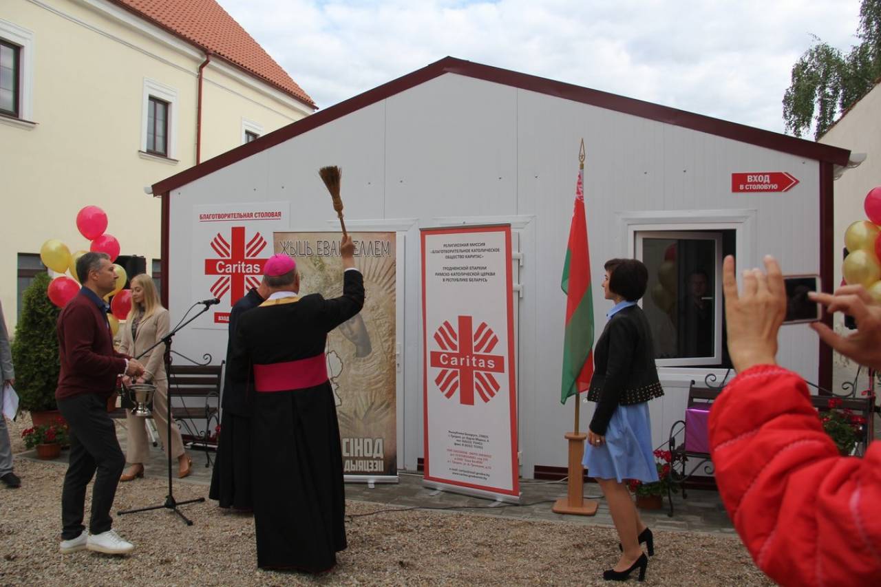 Можно бесплатно поесть, принять душ и даже постирать вещи: в Гродно открылся социально-бытовой комплекс для малоимущих