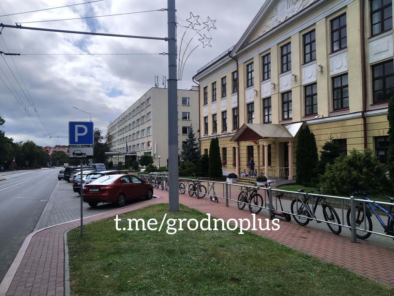 Возле гимназии в центре Гродно в качестве эксперимента изменят правила парковки