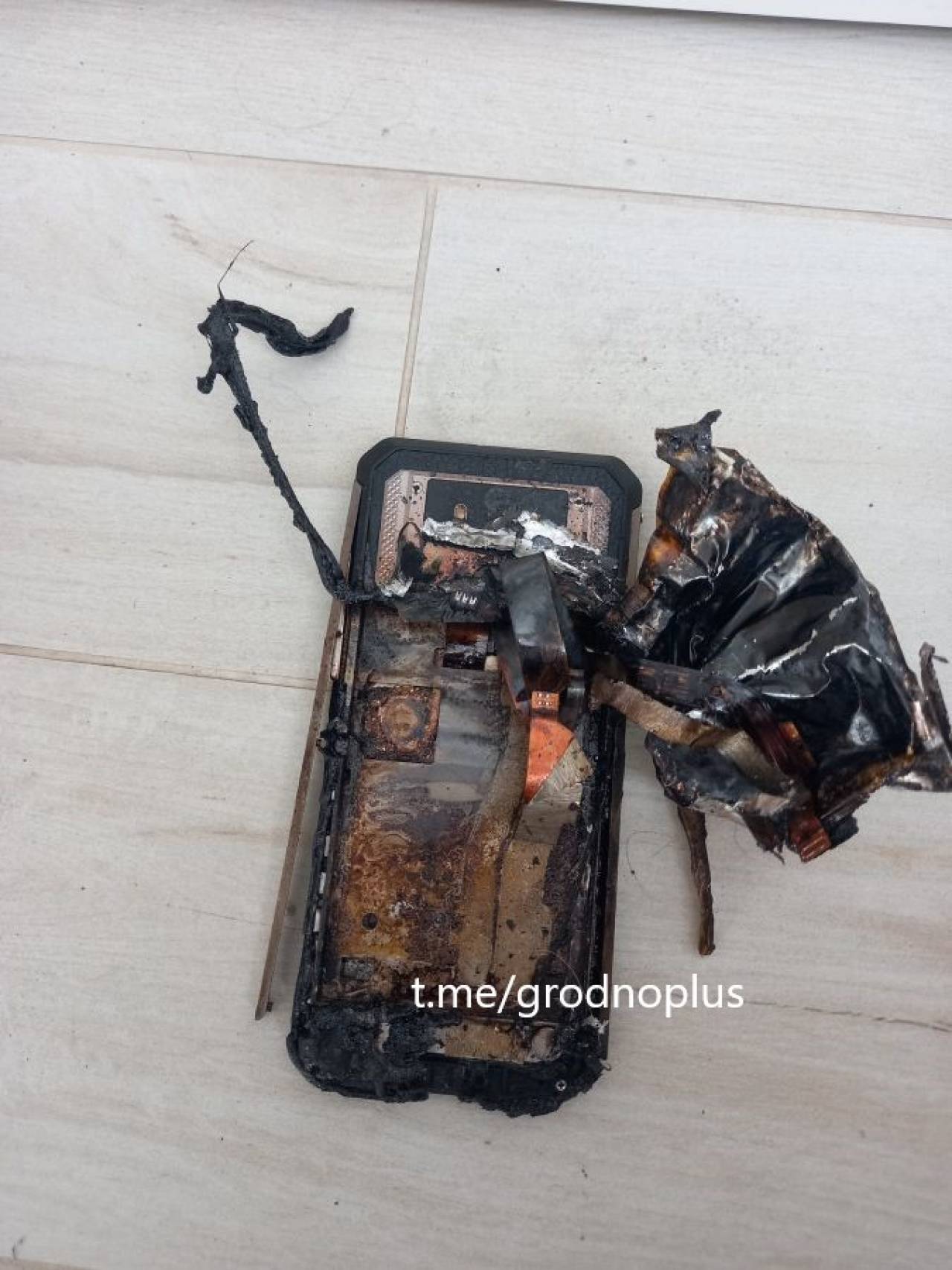 В одной из квартир Гродно посреди ночи взорвался мобильный телефон, но все обошлось