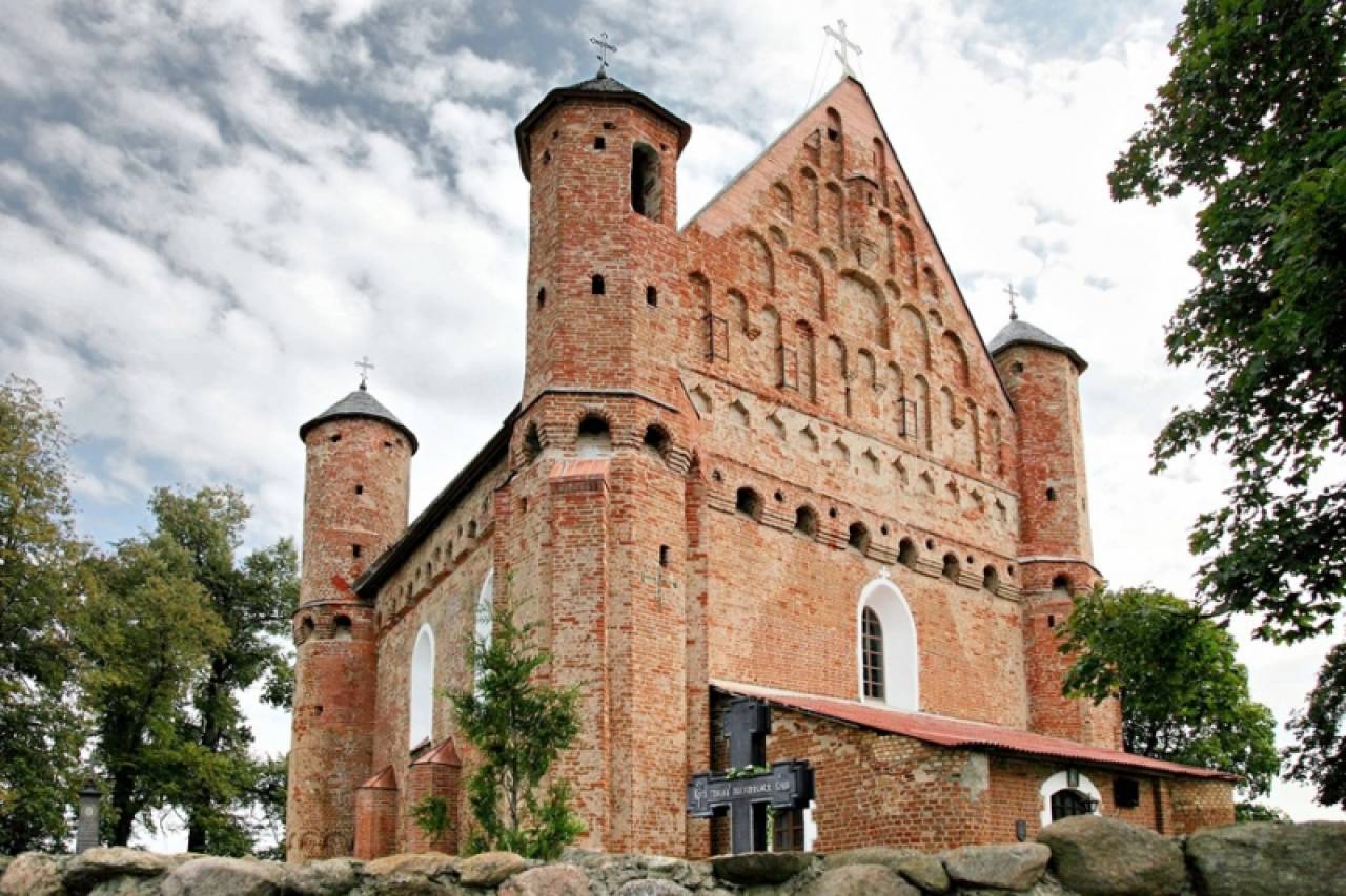18 сентября в церкви-крепости в Сынковичах пройдет фестиваль. Рассказываем, почему туда стоит съездить