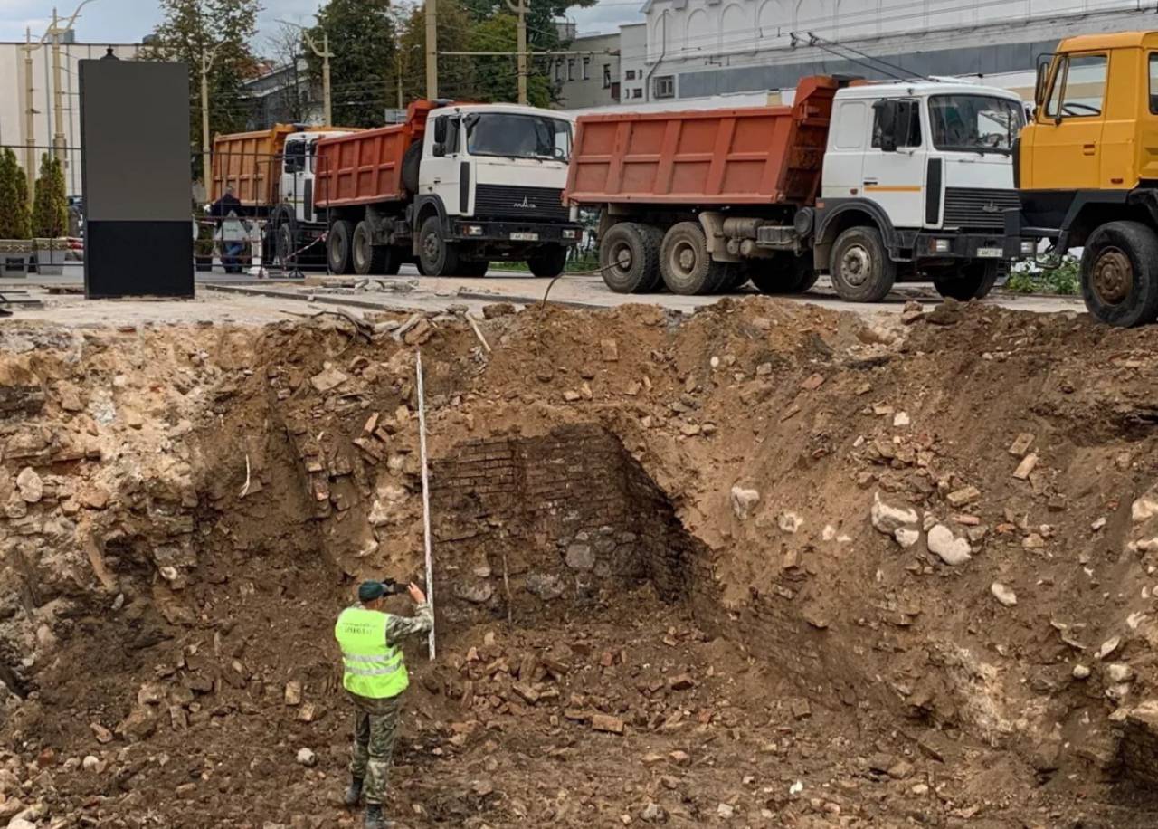 «Не подвалы, а фрагменты»: археолог о находках при строительстве нового дома Семашко в центре Гродно