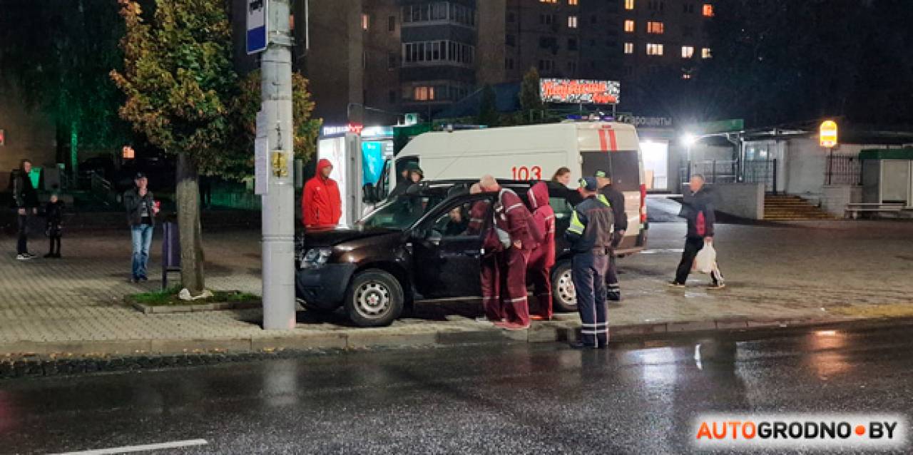 В Гродно автомобиль врезался в столб — мужчине за рулем Renault стало плохо во время движения