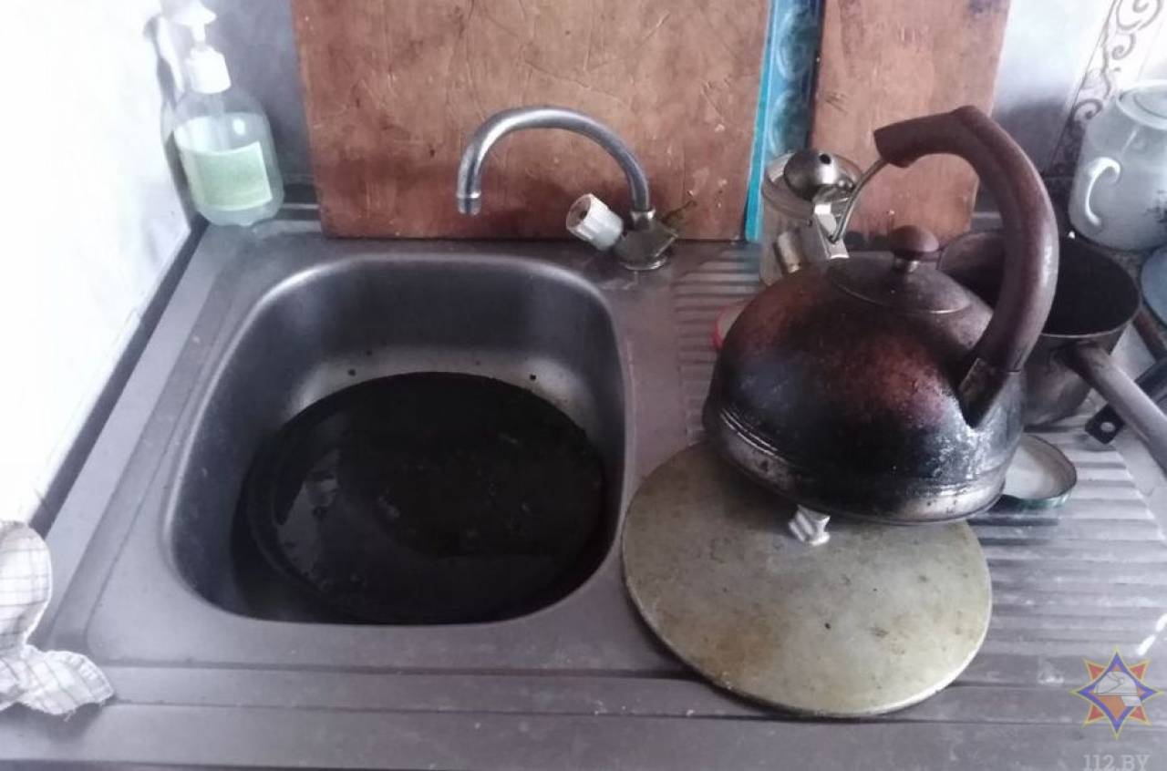 Оставленный на включенной плите завтрак едва не сжег многоэтажку в Слониме: погорельца спасли работники МЧС