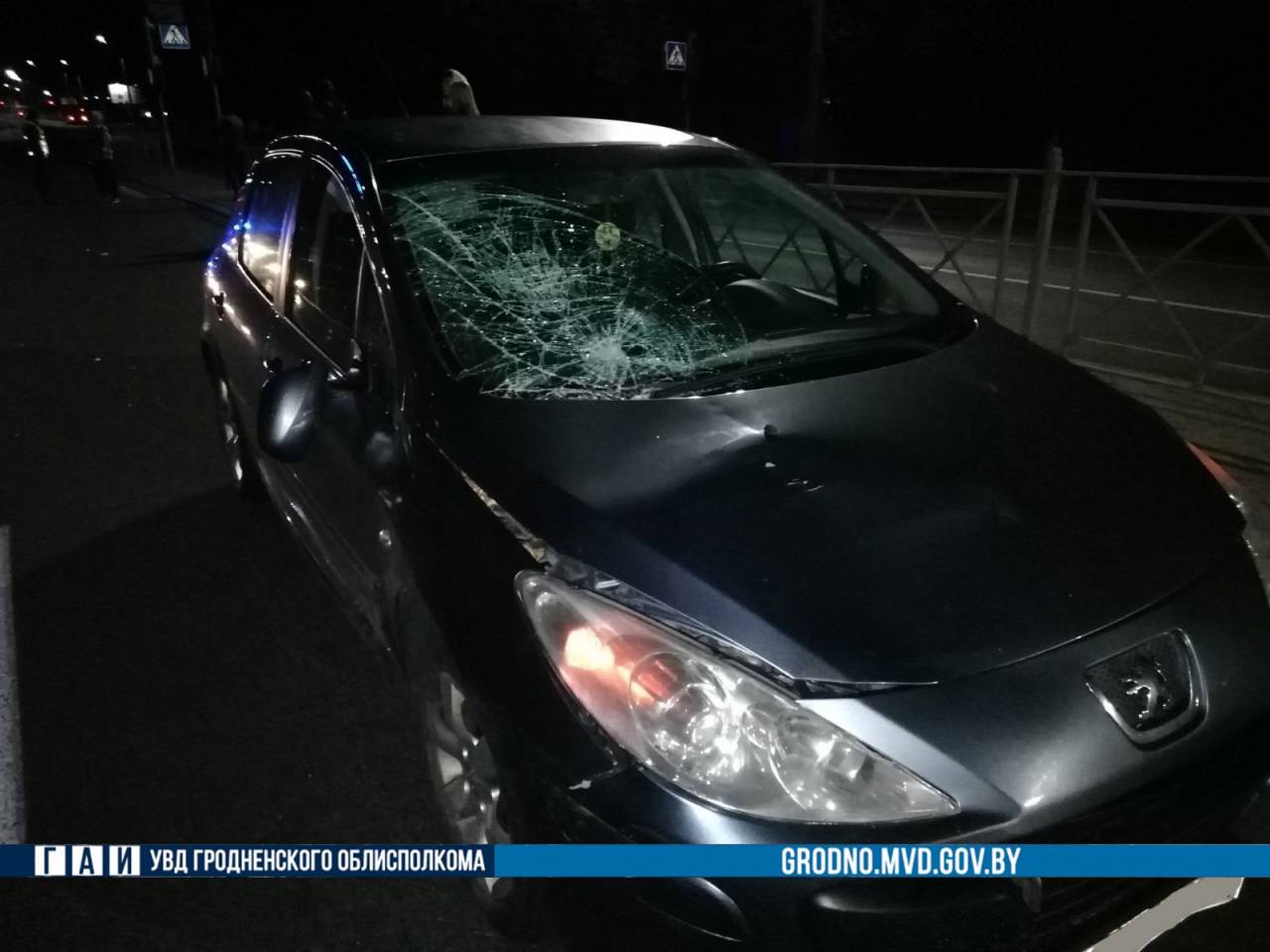 Поздно вечером в Гродно молодой водитель сбил сразу двух человек на пешеходном переходе