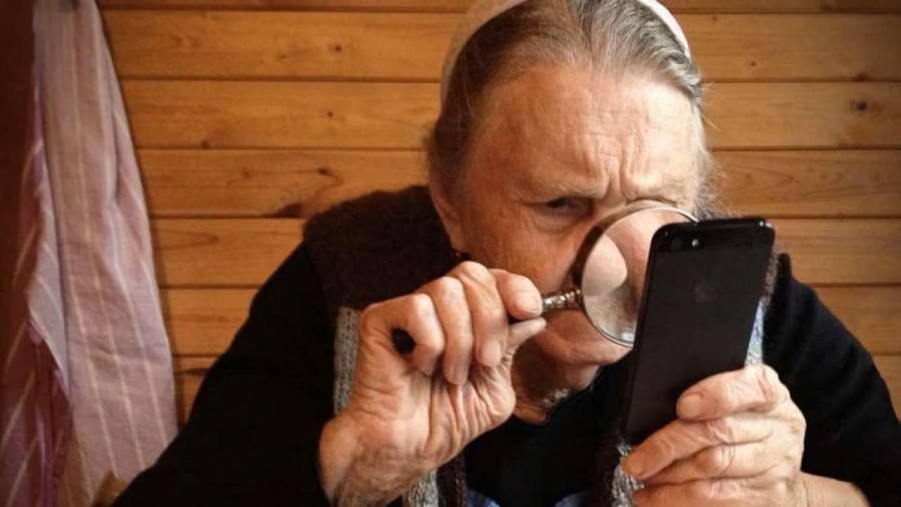 Лидская пенсионерка пожаловалась в газету, что в салоне мобильной связи ей не объяснили как пользоваться телефоном: по факту же ее осудили за оскорбления