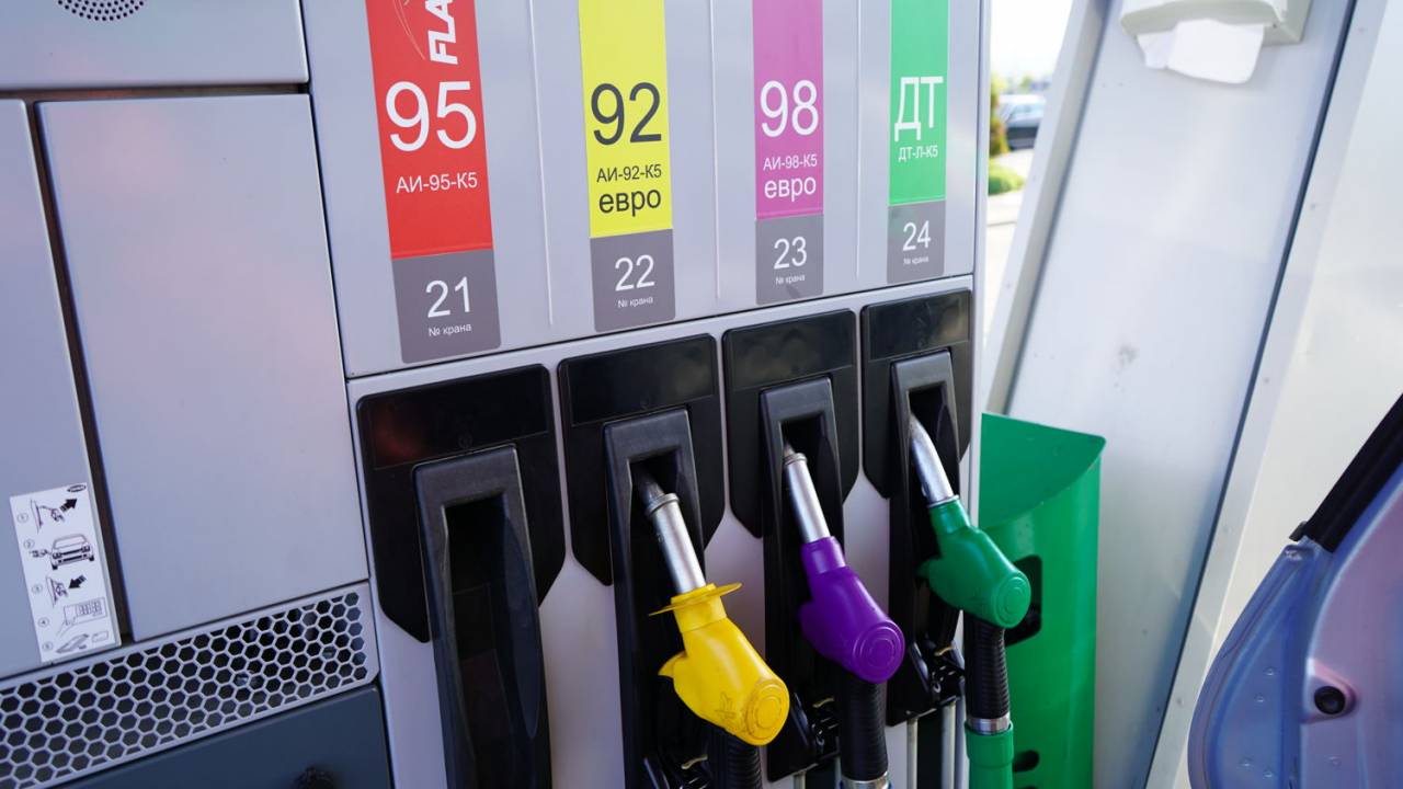 По сравнению с соседями $1 за литр бензина уже не кажется таким ужасным. Чего ждать от цен на заправках в Беларуси?