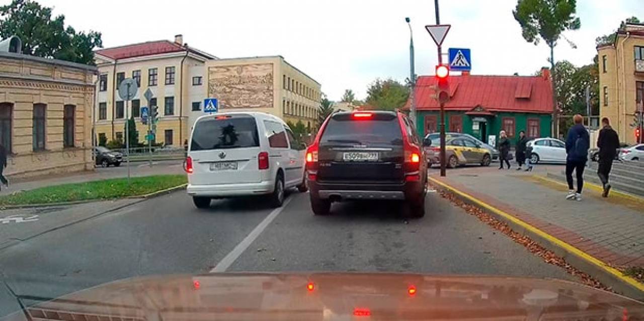 На 20-метровом участке сразу два грубых нарушения ПДД: в центре Гродно на видео попал лихой водитель Volkswagen