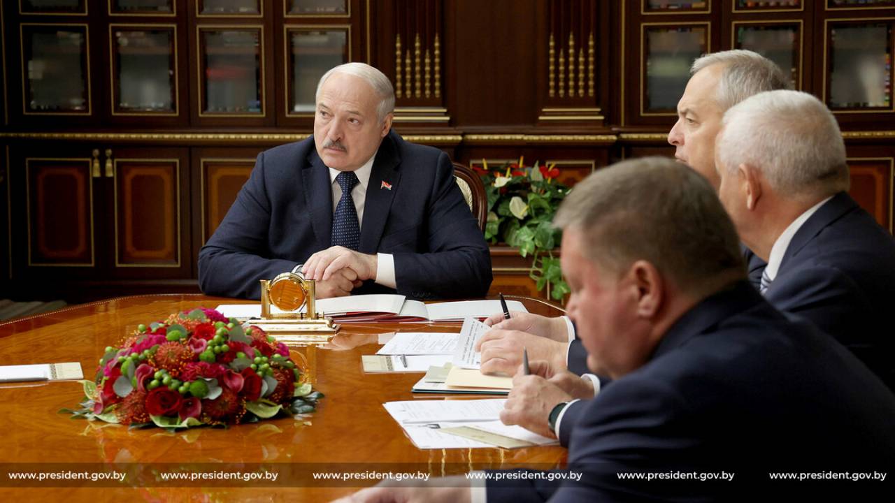 «В городе сидят, в ус не дуют»: Лукашенко поручил взять на контроль кадровую работу и распределение выпускников
