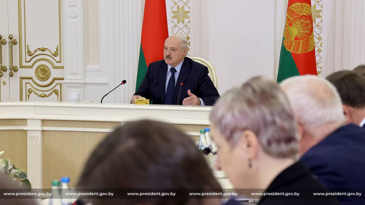 Лукашенко потребовал снизить инфляцию вдвое, бороться со спекулянтами и регулировать курс рубля