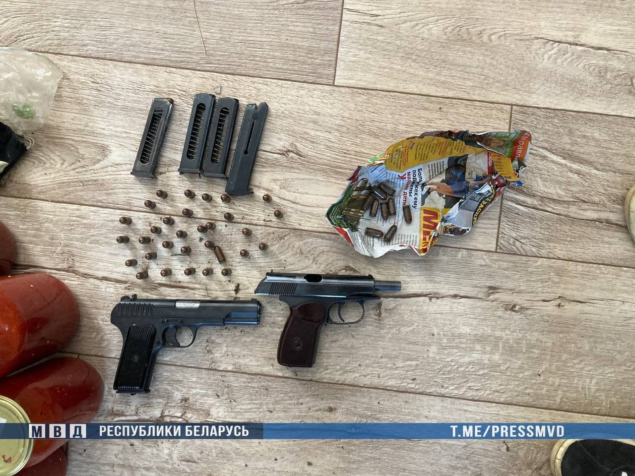 «Купил в Эстонии и привез с собой в Беларусь»: у жителя Зельвенского района по наводке нашли два пистолета
