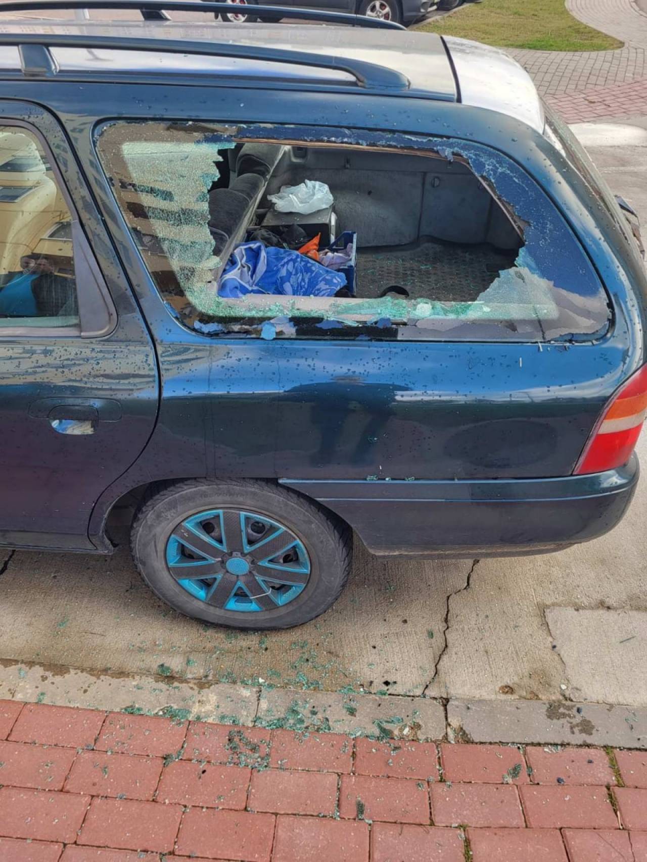 В Лиде пьяный парень так расстроился после разговора со своей девушкой, что разбил телефон, окно в авто и вынес дверь в подъезде