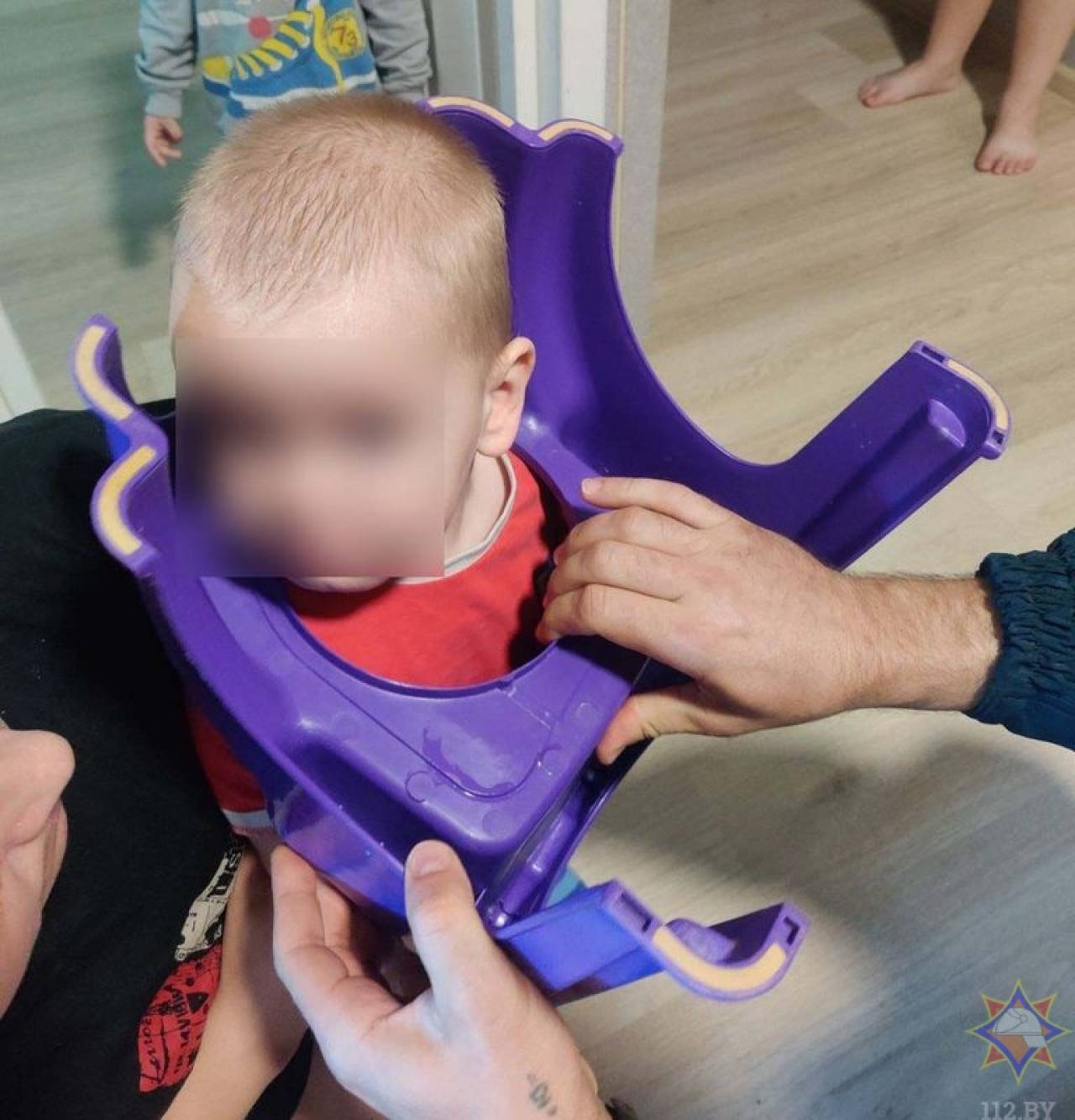 В Волковыске малыш оказался в пластиковой «ловушке»: ребенка спасли, а стул — нет