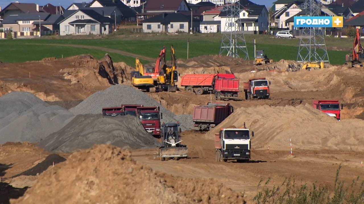 Строители уже сооружают земляное полотно: строительство объездной дороги от Заболоти до Озерского шоссе в Гродно идет полным ходом