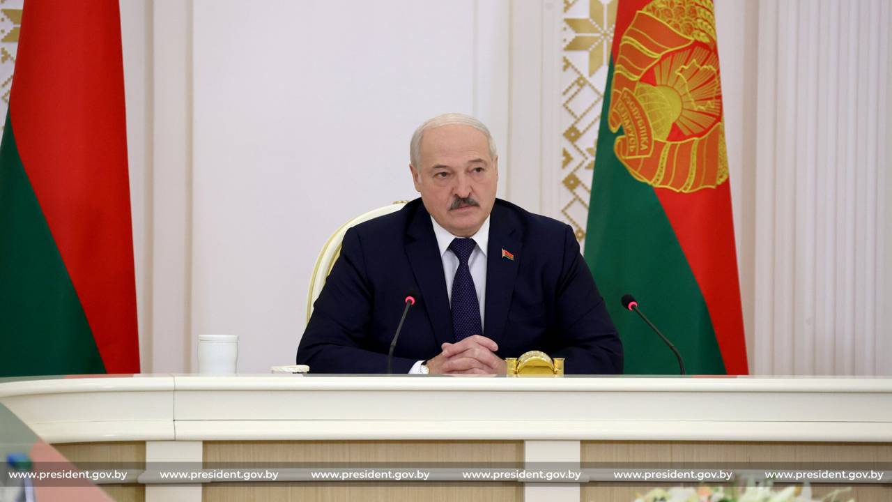 «Хотите через беду пройти – пожалуйста. Хотите, чтобы было тихо и спокойно, ... делайте то, что я вам говорю»: Лукашенко провел совещание по вопросам формирования ВНС и изменения избирательного законодательства