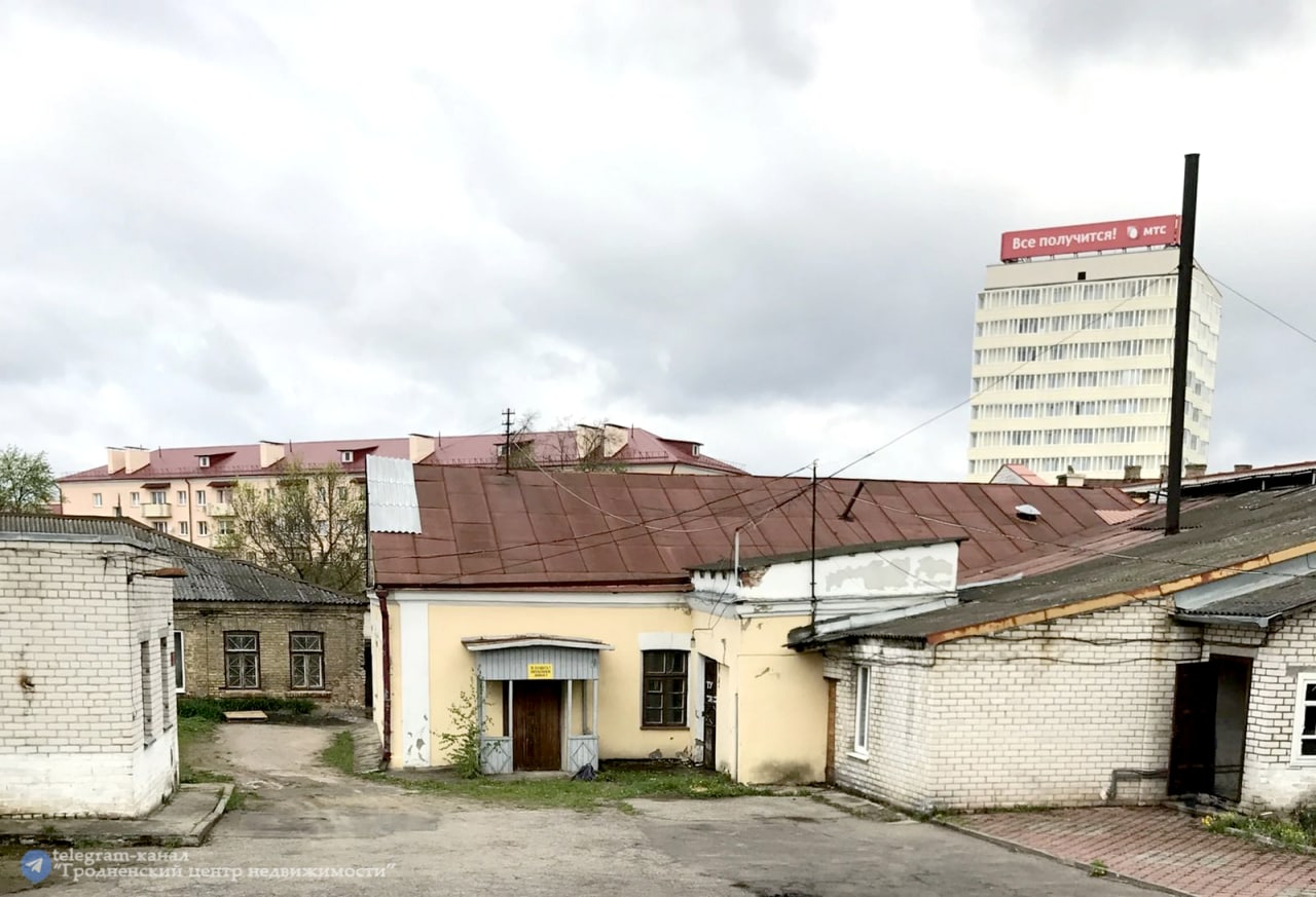 В центре Гродно на продажу выставили лакомый кусок земли со старым зданием и гаражами. Дорого