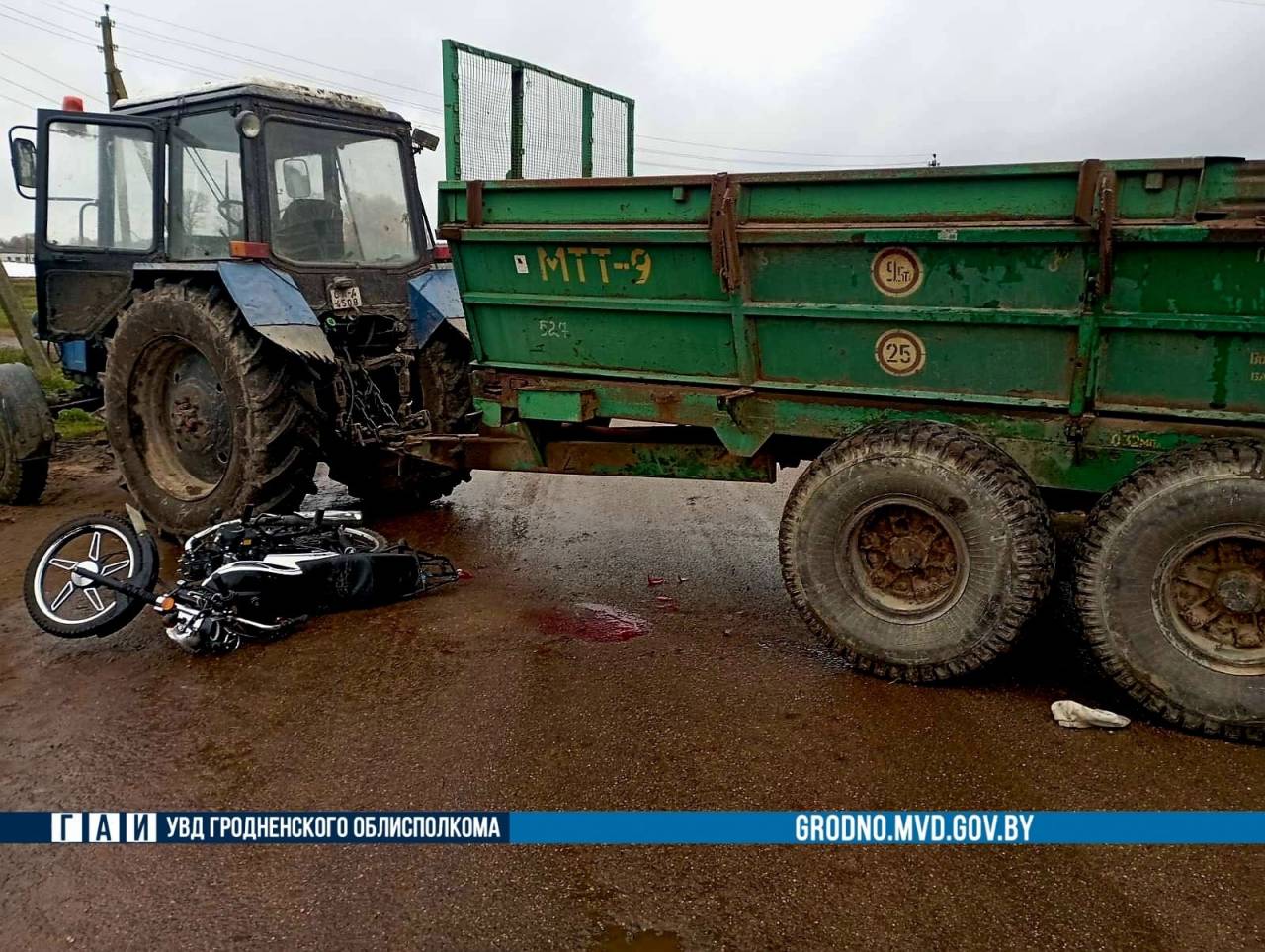 Под Ошмянами 15-летний подросток на мопеде попал под трактор: его пассажирка в больнице