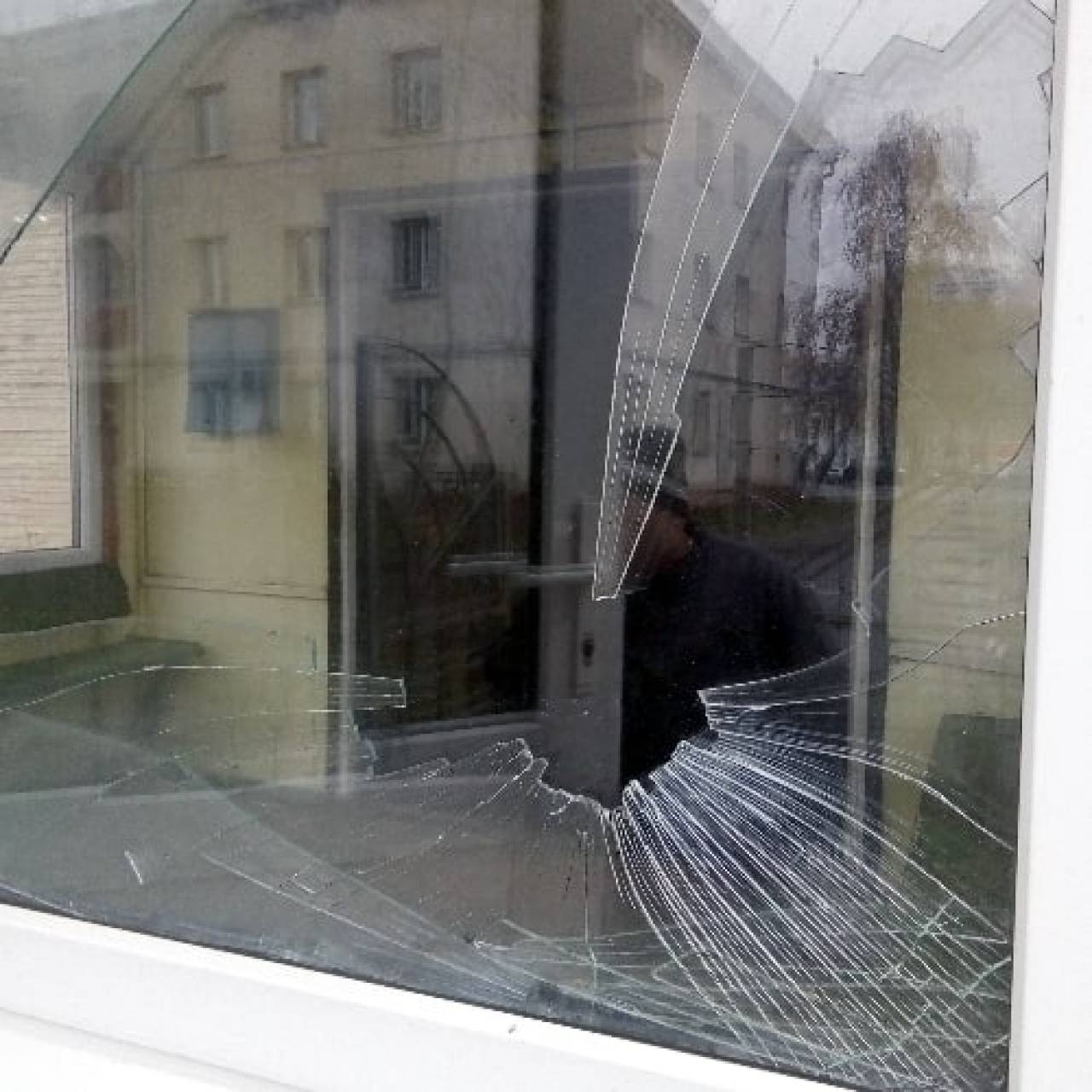 В Мостах молодой парень вынес куском асфальта окно в доме старушки — просто поссорился с девушкой