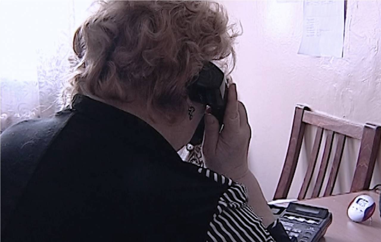 В Беларуси задержали пенсионерку, которая стала курьером телефонных мошенников и забирала деньги у своих сверстников