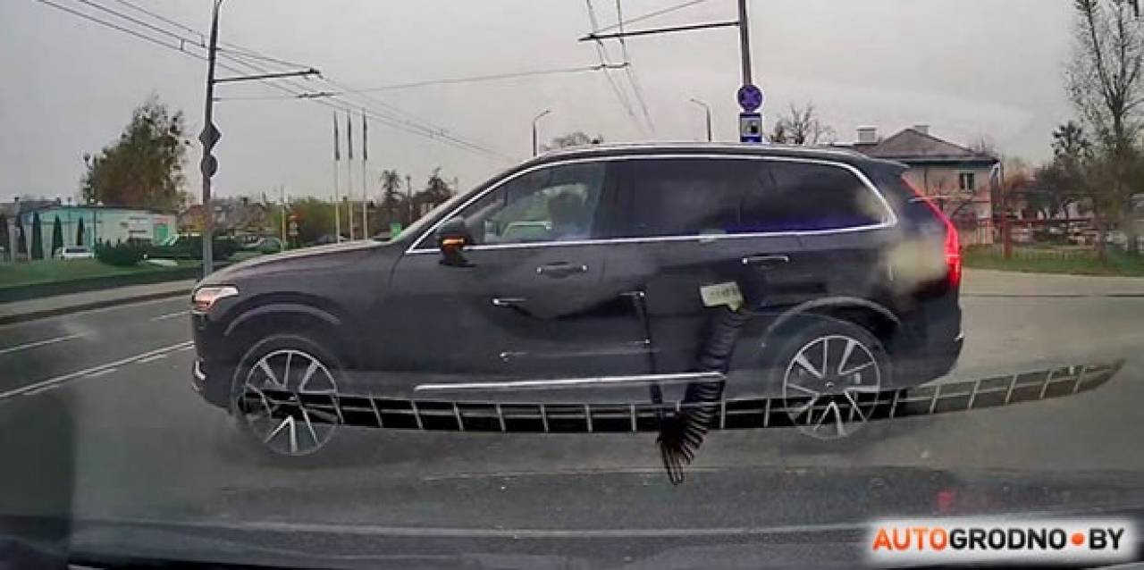Не повторяйте эту ошибку: посмотрите, как в Гродно разбили дорогущий Volvo XC90