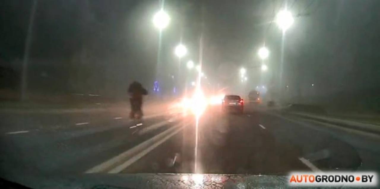 А так можно по новым ПДД? По гродненским дорогам в тумане промчался велосипедист без освещения
