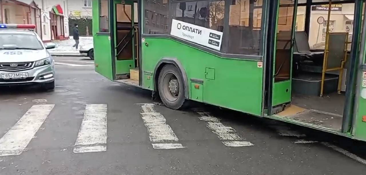 Не заметили друг друга: в Ошмянах городской автобус прямо на пешеходном переходе снес пенсионера