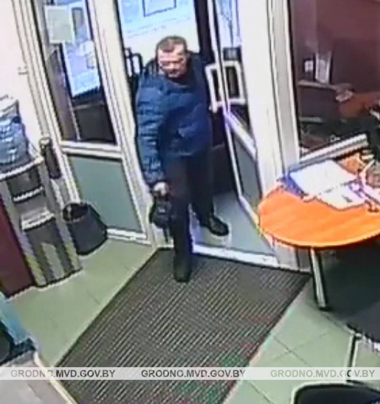 В Гродно разыскивают мужчину, который в банке забрал чужой кошелек
