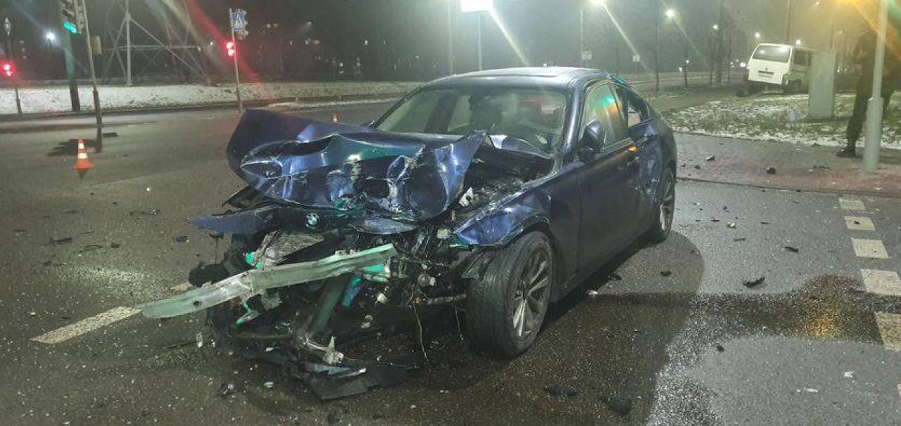 В момент переключения светофоров: на Фолюше в Гродно произошла серьезная авария, машины раскидало в стороны на десятки метров