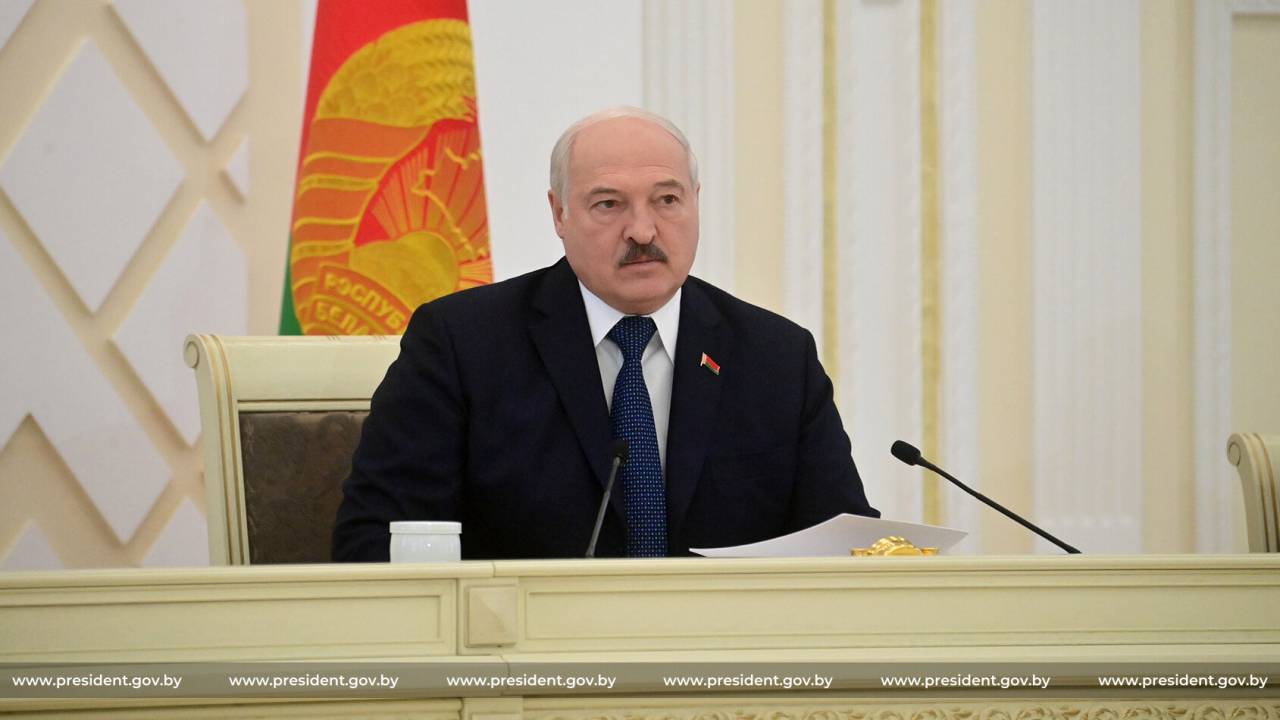 «Хотите под плеткой ходить?» Лукашенко объяснил, что значит свобода и независимость и рассказал, чего в стране точно не будет