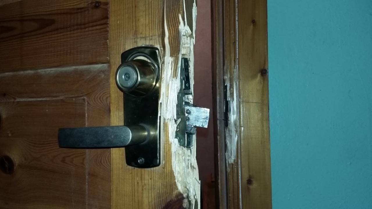 В Беларуси работники ЖКХ могут вскрыть дверь в квартиру. Рассказываем, в каких случаях и как это происходит