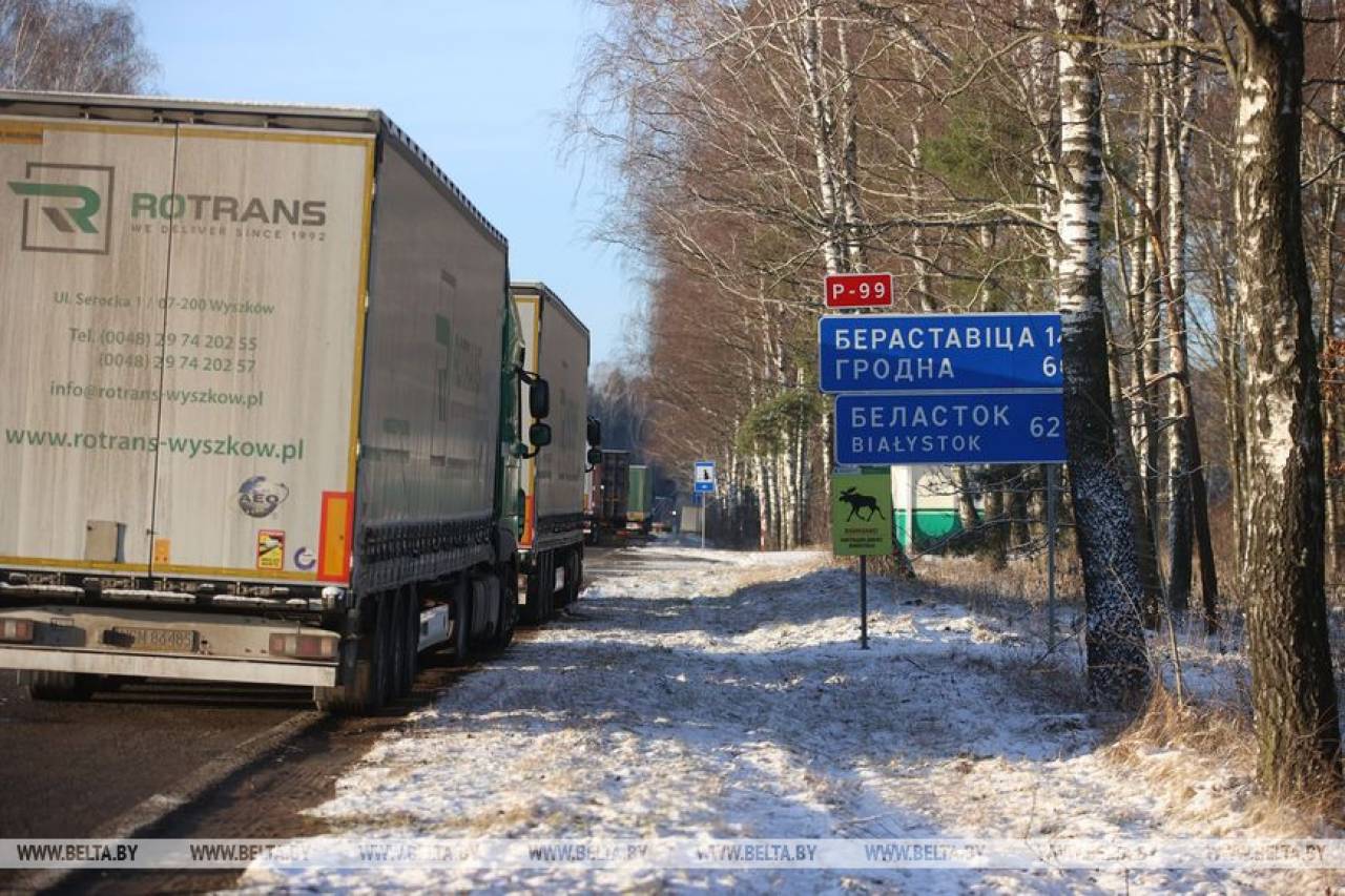 Огромные очереди на границе: к тысячам фур, ожидающим выезда из Беларуси, уже присоединяются и легковые авто