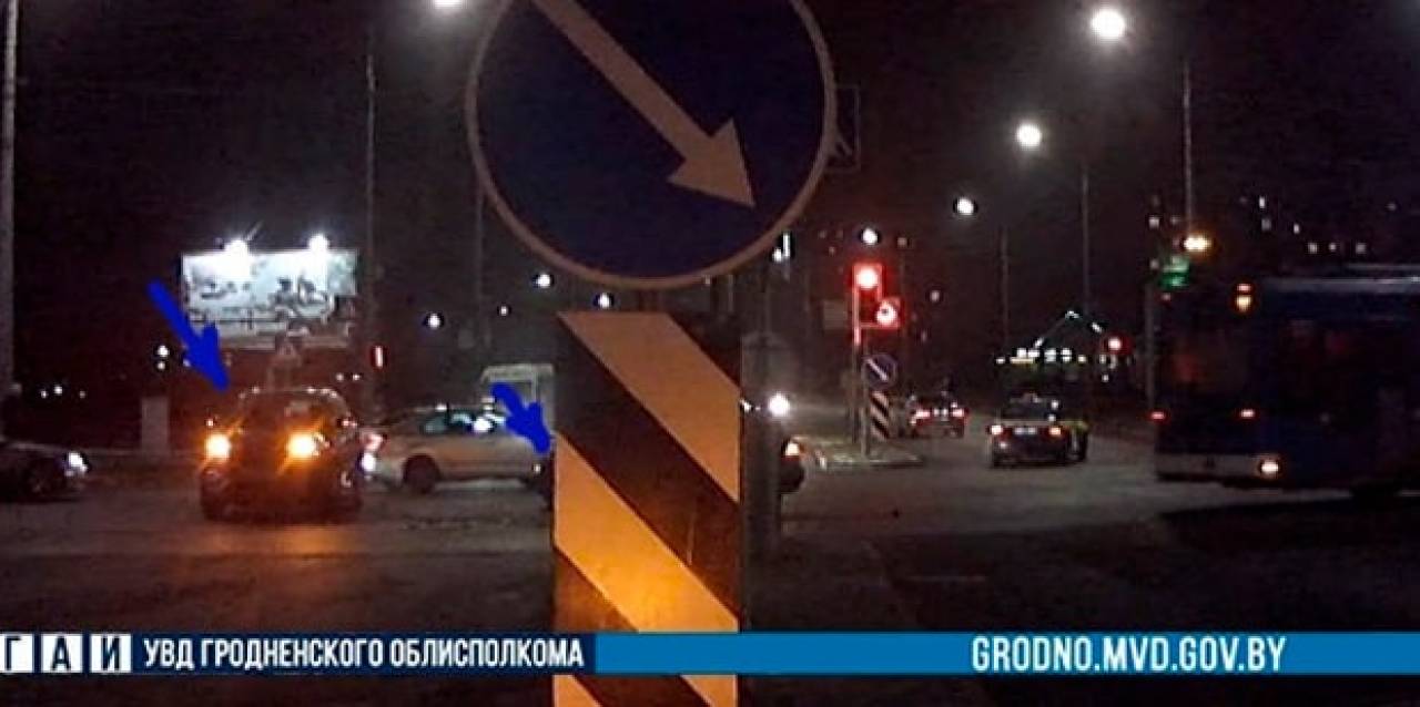 В Гродно приезжий водитель принял секцию светофора за основной сигнал и устроил ДТП
